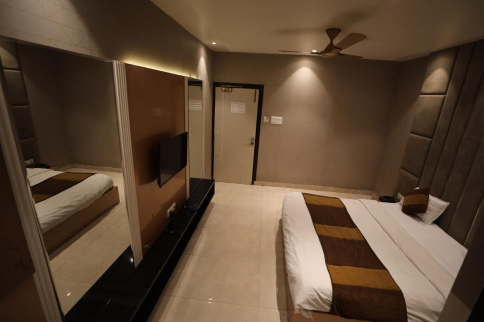 Hotel Maya Crystal Juhi Bari Exterior photo